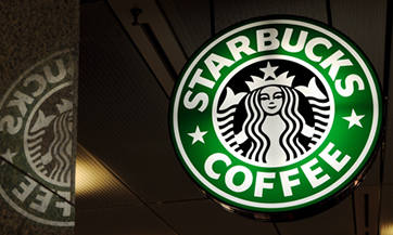 CDATA[
Starbucks es una de esas cadenas que parecen estar en todas partes: en algunas zonas hay sucursales separadas por solo unos metros, una muestra de que México se ha convertido en uno de sus mercados más importantes. Pero ¿ cuántas tiendas opera realmente la marca en el país —bajo la administración de la mexicana Alsea— y por qué 2026 será un año decisivo para el futuro de la cadena de la sirena en territorio nacional? Te lo contamos:
![